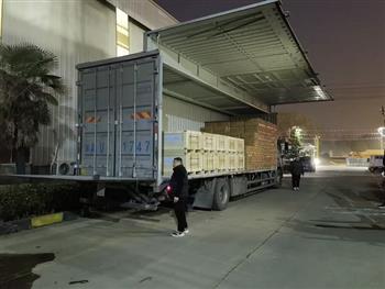 “ 创汇欧元 ” 信然无油空压机深夜忙碌装车发货！2025年信然出口空压机恢复到疫情前水平！！