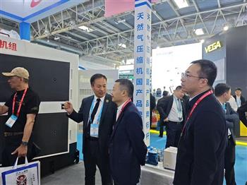 成都市新都区委书记魏柯莅临信然压缩机展台 董事长卜庆团亲切接待